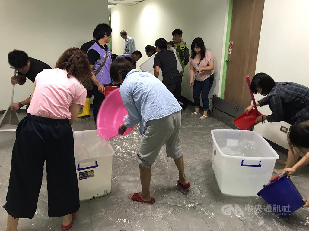 受到颱風哈格比影響,兒童新樂園裡面的兒童劇場發生淹水情形,承租的如果兒童劇團服裝、道具及音響設備泡水。(如果兒童劇團提供)中央社記者趙靜瑜傳真 109年8月3日