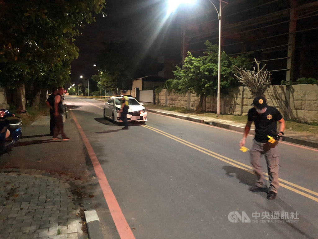 花蓮市何姓男子3日凌晨駕駛自小客車撞上一名騎自行車的泰籍移工柯森,柯森當場慘死。柯森經抽血酒測值換算為每公升1.06毫克,何姓男子為0,何男駕駛白色轎車引擎蓋凹陷,擋風玻璃撞出一個大洞。(花蓮縣警察局提供)中央社記者李先鳳傳真 109年8月3日
