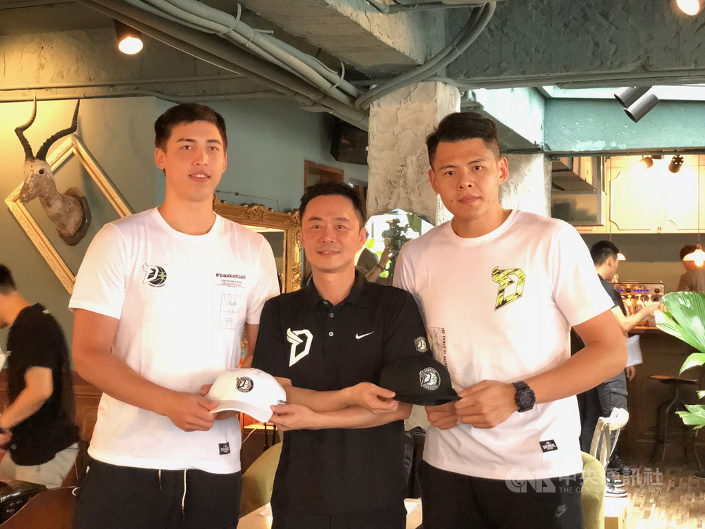 東南亞職業籃球聯賽(ABL)寶島夢想家3日宣布,網羅前SBL裕隆納智捷中鋒李德威(右)與旅外小將譚傑龍(左)助陣,夢想家董事長張承中(中)為兩人戴上球帽,並笑稱兩人是球隊左右護法。中央社記者黃巧雯攝 109年8月3日