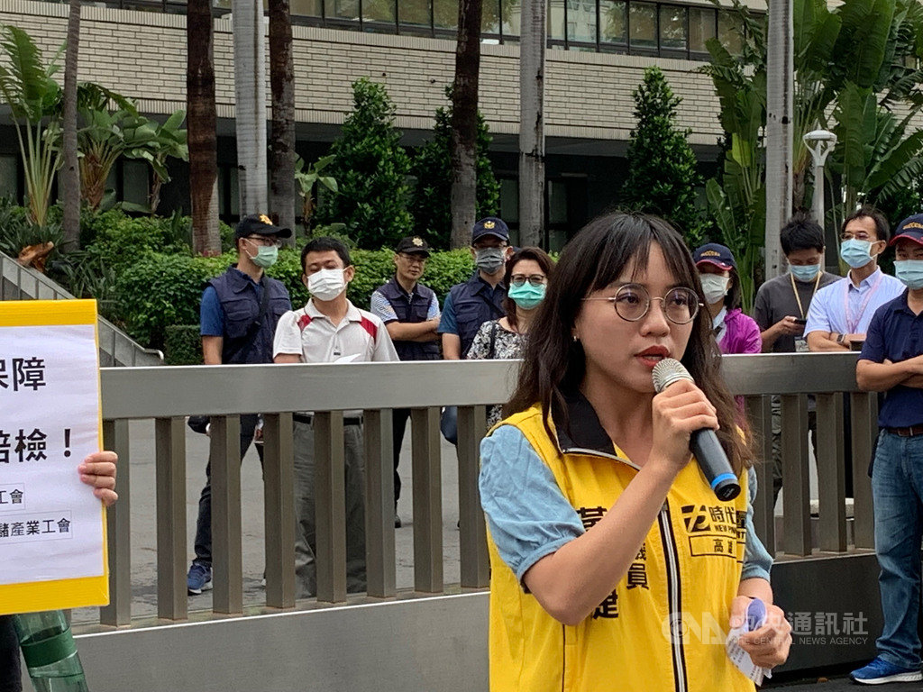 中華民國消防員工作權益促進會等勞團3日到高雄市政府四維行政中心前表達訴求,時代力量高市議員黃捷(前)到場聲援並相挺勞權。中央社記者王淑芬攝 109年8月3日