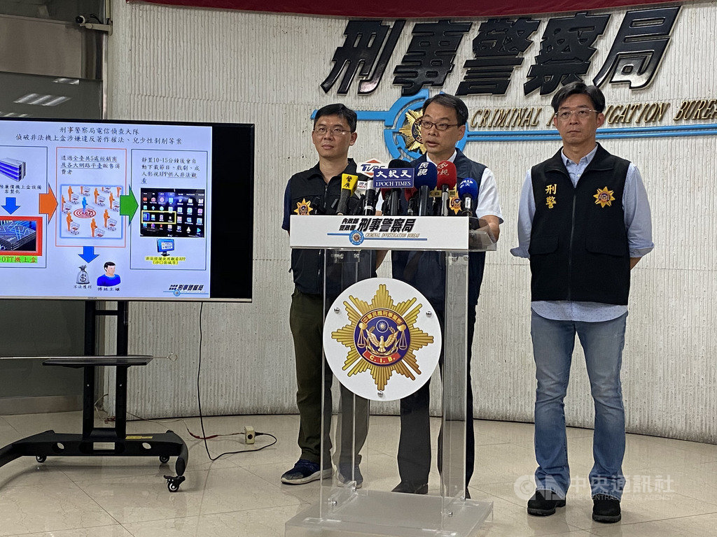 刑事局電信偵查大隊副大隊長林明俊(中)3日表示,35歲傅男從中國進口廉價機上盒設備,再客製化處理其軟體認證,民眾購買空機後即可透過網路連線非法軟體APP觀看盜版電影,警逮10嫌送辦。中央社記者黃麗芸攝 109年8月3日