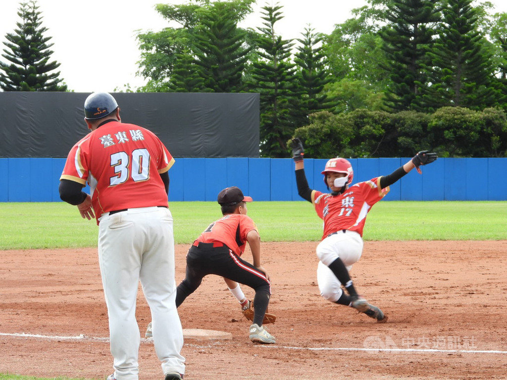 夢想大聯盟U15棒球邀請賽第二階段賽程3日開打,地主台東體中隊與大仁國中交手,東體打線發揮,以8比1拿下勝利。圖為3日比賽畫面。(台東體中提供)中央社記者謝靜雯傳真 109年8月3日