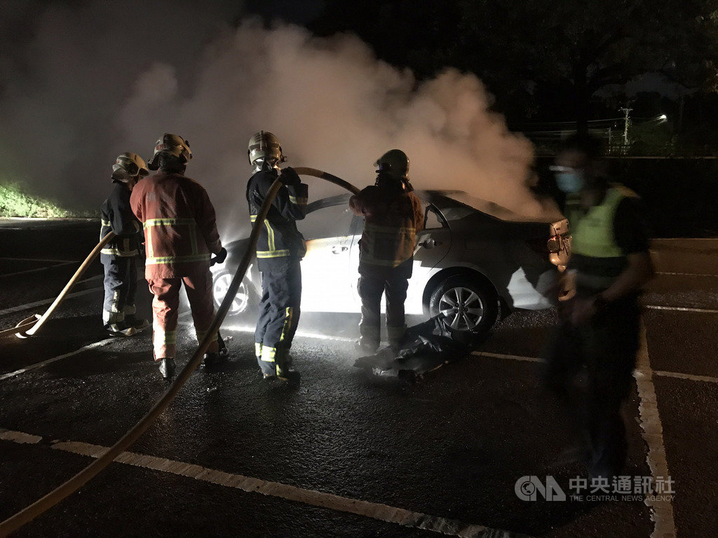 新北市三峽區白雞路一處停車場內3日晚間傳火燒車,警消獲報到場撲滅火勢後,在車內發現一具焦屍,警方已封鎖現場調查起火原因。(翻攝照片)中央社記者王鴻國傳真 109年8月3日