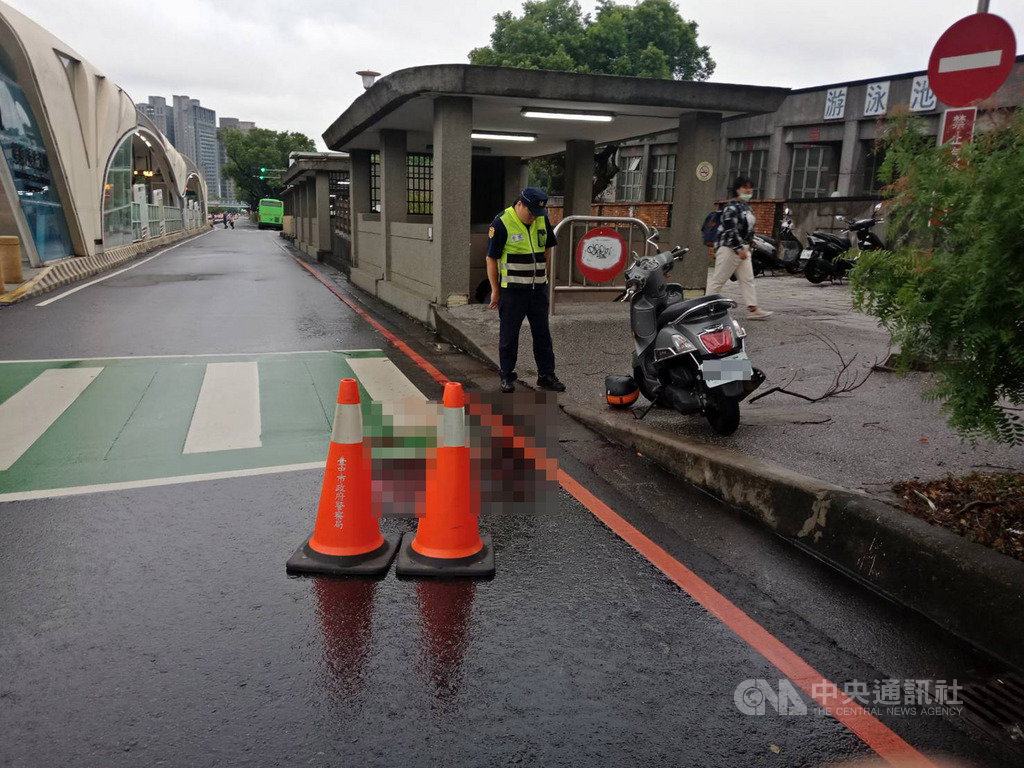 台中市3日下午發生公車與機車碰撞車禍,機車騎士為男大生,頭部受到重擊,送醫搶救仍宣告不治,肇事原因有待警方調查。(民眾提供)中央社記者趙麗妍傳真 109年8月3日