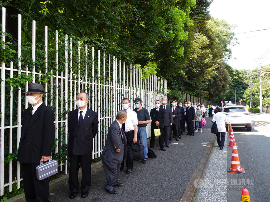 駐日代表處設「悼念李前總統登輝先生逝世簽名處」,3日下午開放,門外民眾大排長龍。中央社記者楊明珠東京攝 109年8月3日