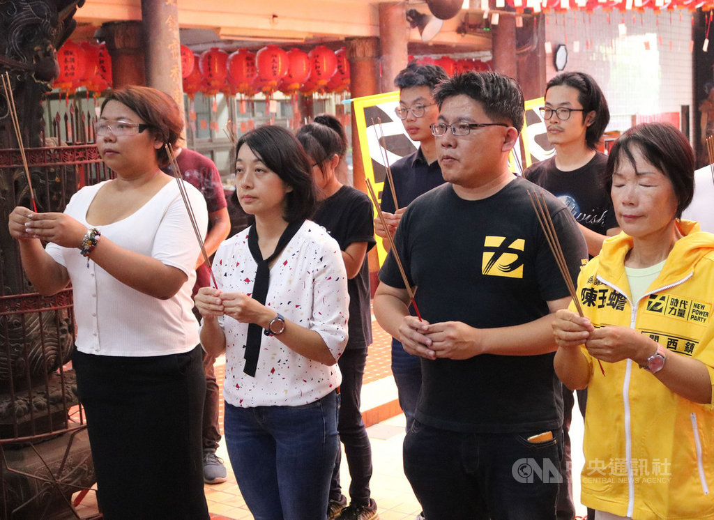 新竹縣議會第19屆議員第4選舉區(關西鎮)缺額補選,將在9月5日舉行。時代力量議員補選候選人陳玉蟾(前右)3日到關西太和宮參拜,時力代理黨主席邱顯智(前右2)到場力挺。中央社記者郭宣彣攝 109年8月3日