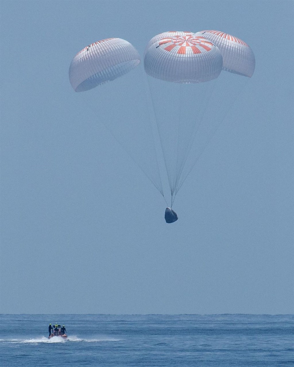美國太空探索科技公司太空船「飛龍奮進號」2日載著2名太空人從太空返回地球,以降落傘「濺落」方式順利降落在墨西哥灣海域。(圖取自instagram.com/spacex)