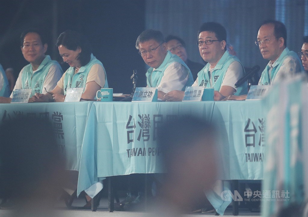 台灣民眾黨成立週年黨慶暨黨員大會2日登場,黨主席柯文哲(前中)表示,台灣目前面臨藍綠惡鬥、派系分贓,有必要展開「第二波寧靜革命」,目標建立共融社會、實踐國家治理。中央社記者張新偉攝 109年8月2日