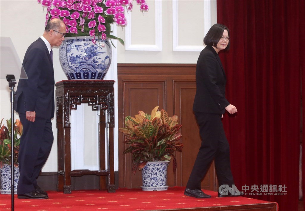 總統府秘書長蘇嘉全為姪子蘇震清疑涉收賄案請辭獲准,總統蔡英文(右)3日宣布,由前國家安全會議秘書長李大維(左)接任總統府秘書長。中央社記者鄭傑文攝 109年8月3日