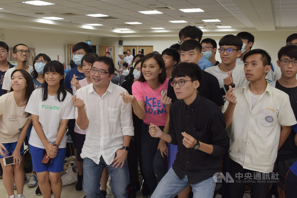國民黨高雄市長補選候選人李眉蓁(前排左4)3日晚間出席高雄學生民主聯盟舉辦的「高雄市長補選學生論壇」,李眉蓁會後與學生合影。中央社記者侯文婷攝 109年8月3日