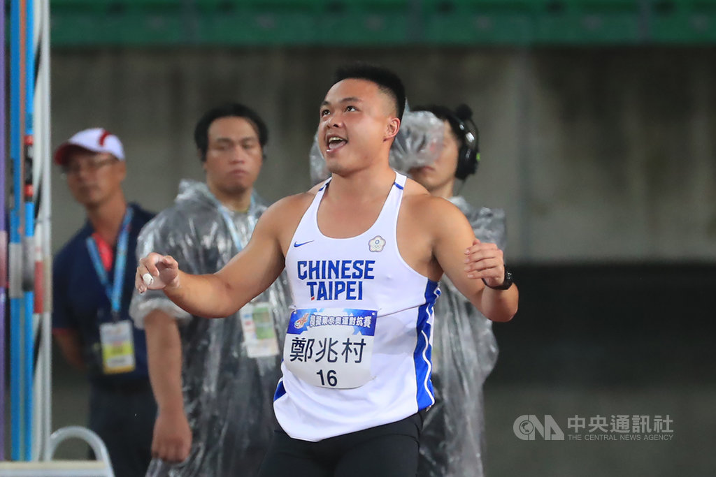 模擬東京奧運對抗賽田徑項目3日傍晚登場,亞洲男子標槍紀錄保持人鄭兆村(圖)在男子標槍項目出賽,飆出本季最佳的84公尺22,鄭兆村擲出後開心舉手慶祝。中央社記者吳家昇攝 109年8月3日