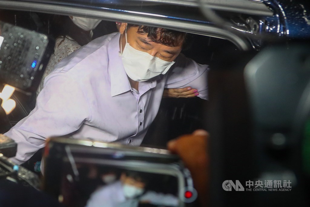 無黨籍立委趙正宇(圖)涉嫌收賄護航殯葬業者案,北院2日審理後,晚間裁定趙正宇新台幣100萬元交保,他面對媒體提問不發一語。中央社記者王騰毅攝 109年8月2日