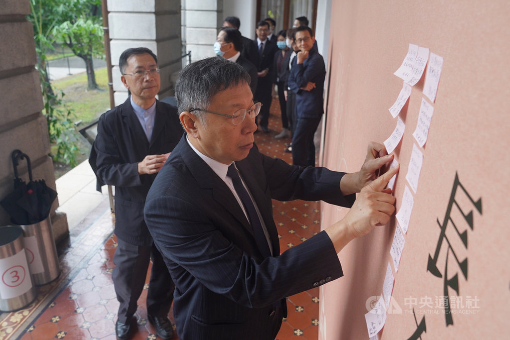 前總統李登輝辭世，台北市長柯文哲（前）3日上午率市府團隊前往台北賓館追思會場，寫下留言悼念李登輝。中央社記者徐肇昌攝　109年8月3日