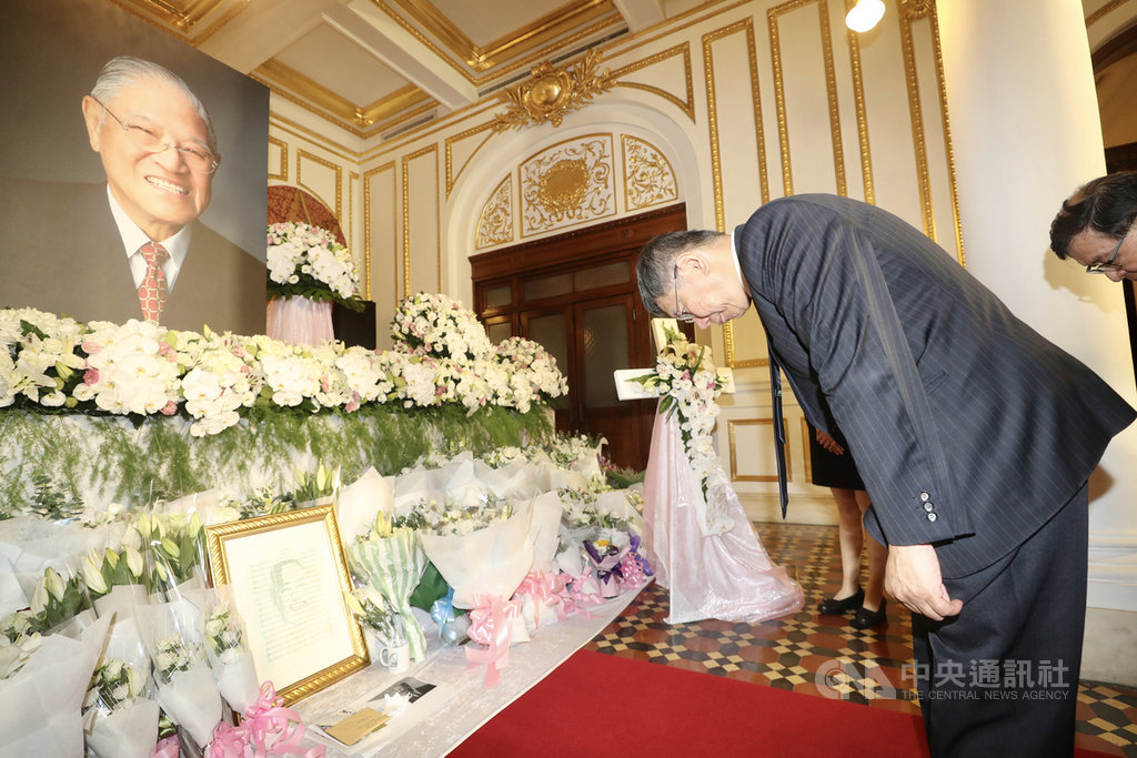 前總統李登輝辭世，台北市長柯文哲（右）3日上午前往台北賓館追思會場悼念李登輝，向李登輝鞠躬致意。中央社記者張皓安攝　109年8月3日