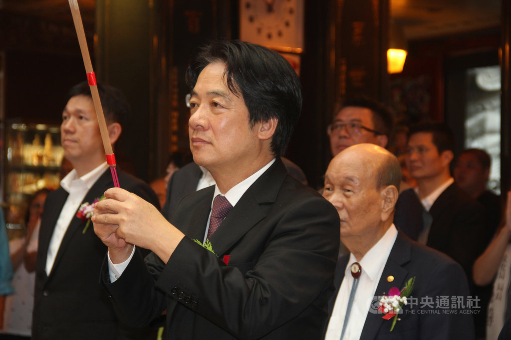 副總統賴清德(中)3日前往基隆慶安宮參拜,懇求基隆媽大展神通,助國家一臂之力,讓大家面對武漢肺炎(2019冠狀病毒疾病,COVID-19)能成功防疫,台灣下一階段經濟振興也能順利成功。中央社記者王朝鈺攝 109年8月3日