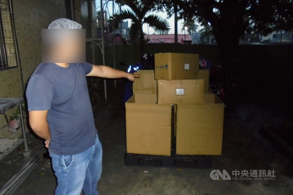 台南市學甲區一家獲准製造醫療口罩的工廠近日出現產品異常短少情況,警方查獲5名員工涉嫌利用職務之便,將口罩混入廢棄紙箱中,意圖攜出廠外自行使用,訊後依竊盜罪送辦。(讀者提供)中央社記者楊思瑞台南傳真 109年8月3日