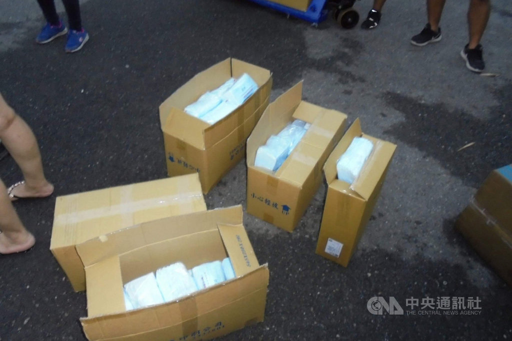 台南市警方2日清晨在學甲區一家獲准製造醫療口罩的工廠查獲李姓等5名員工將95包口罩混入廢棄紙箱中,意圖攜出廠外。(讀者提供)中央社記者楊思瑞台南傳真 109年8月3日