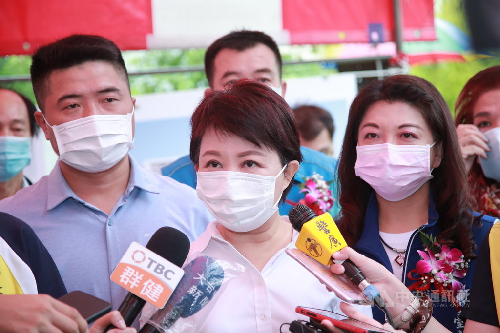 對於境外移入確診個案增加,台中市長盧秀燕(中)3日受訪表示,這週起將啟動「戴口罩及實名制檢查專案」,也主張「全面加強普篩」,力求讓疫情阻絕於境外。中央社記者郝雪卿攝 109年8月3日