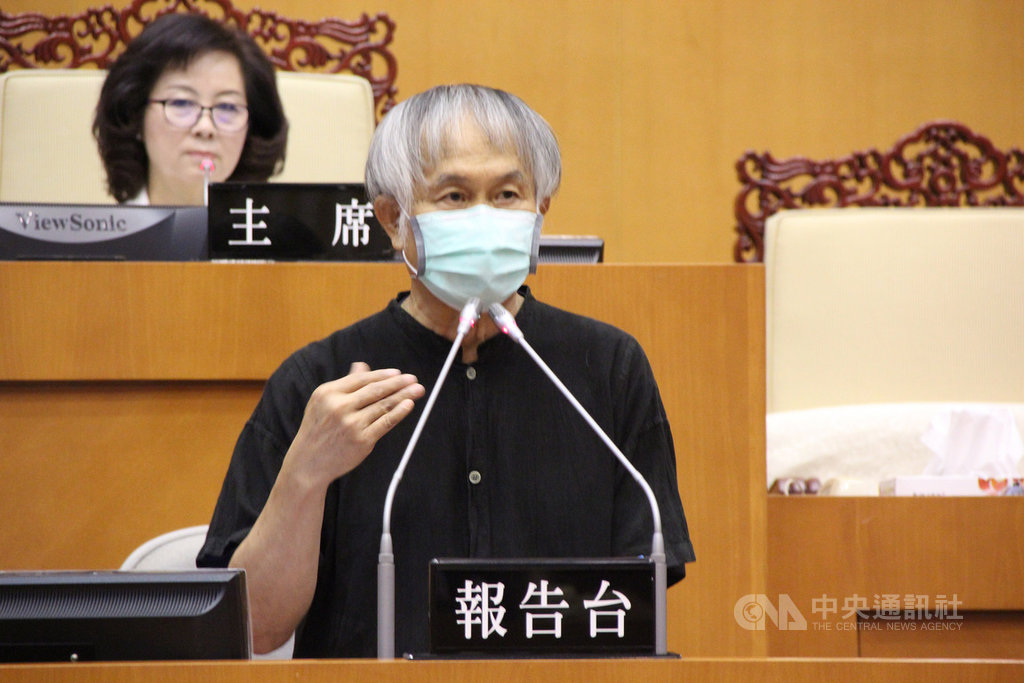 藝人隋棠6月在臉書分享女童遭叔姪侵犯,屏東縣政府教育處發布處置新聞稿在網路上受到爭議。懲處最近出爐,教育處長江國樑(前)被記過1次。拍攝於109年5月18日。中央社記者郭芷瑄攝 109年8月3日