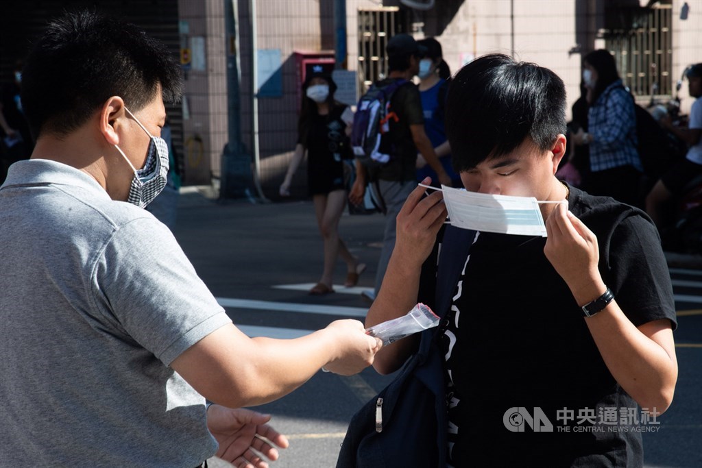 台南市長黃偉哲表示,台南市將重新要求無法保持社交距離的室內場所需戴口罩,4日起進入2週宣導期。(中央社檔案照片)