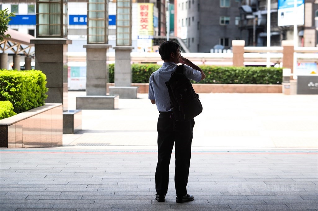 勞動部10日公布最新減班休息(無薪假)統計,這期實施人數為1萬9458人,較上期減少7627人。(示意圖/中央社檔案照片)