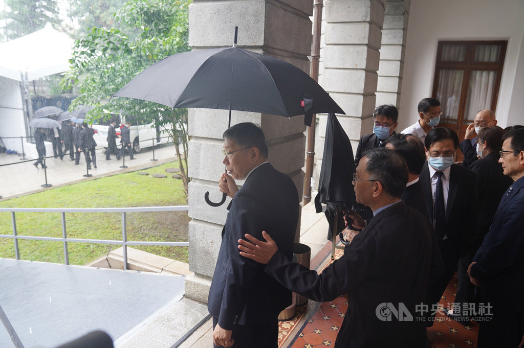 前總統李登輝辭世，台北賓館追思會場3日第3天開放，台北市長柯文哲（左）上午到場悼念李登輝，並在相關人員引導下離開會場。中央社記者徐肇昌攝　109年8月3日