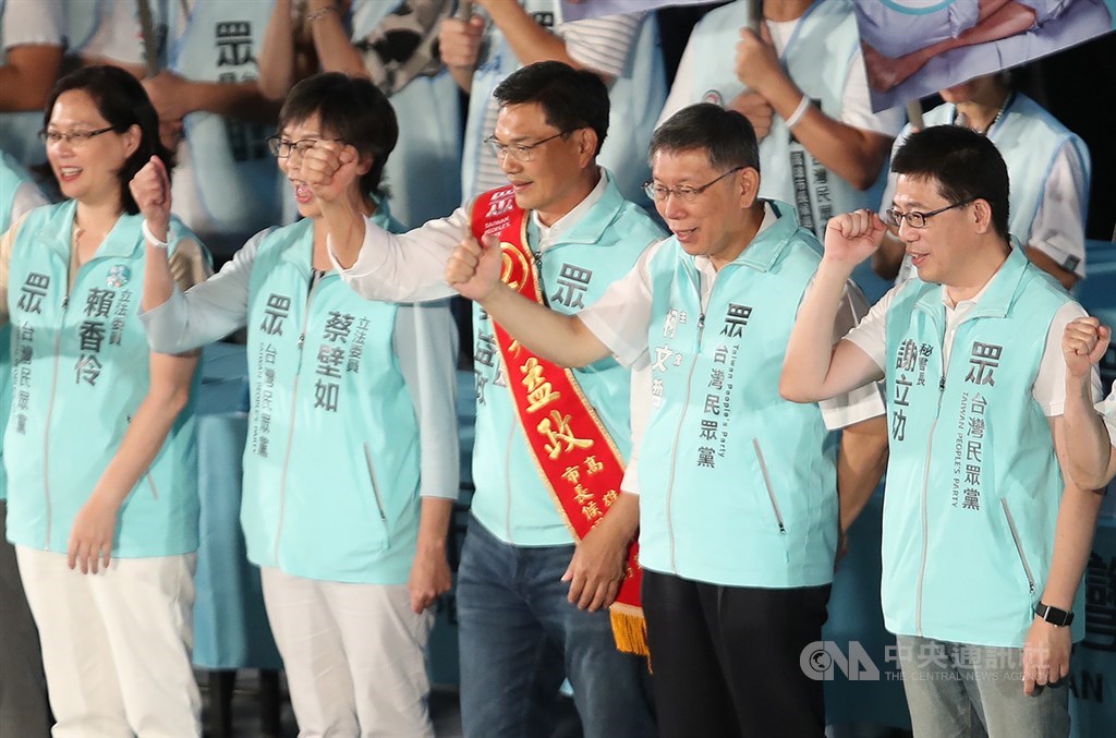民眾黨黨員大會2日下午在桃園市龜山區國立體育大學綜合體育館登場,同時也為高雄市長補選候選人吳益政(前中)造勢,黨主席柯文哲(前右2)、秘書長謝立功(前右)等人共同助選。中央社記者張新偉攝 109年8月2日