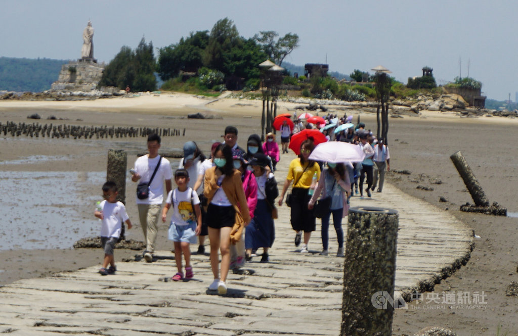 金門縣政府說,金門適合四季旅遊,加上各景點分散,不同於台灣其他島嶼偏重搶攻暑期旅客,因此在這波「後疫情」旅遊中雖然旅客爆量,卻不致有亂象。中央社記者黃慧敏攝 109年8月3日