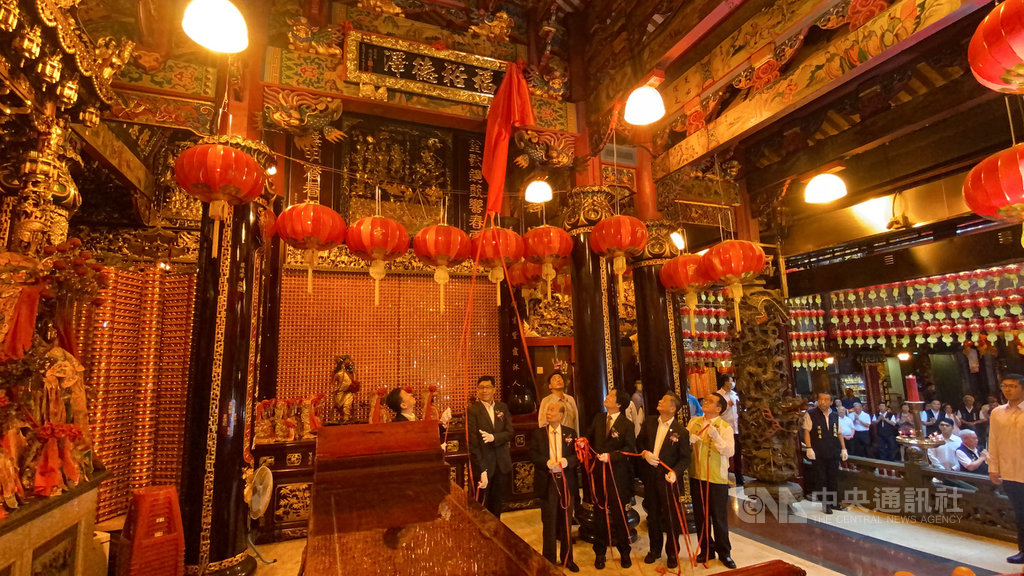副總統賴清德(前排右3)3日中午前往基隆慶安宮參拜,並在舅舅也是慶安宮主委童永(前排右4)等人陪同下為贈匾「福裕德澤」揭牌。中央社記者王朝鈺攝 109年8月3日