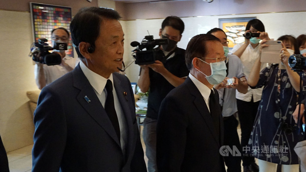 日本副首相麻生太郎前往駐日代表處悼念前總統李登輝,之後進入駐日代表謝長廷的辦公室,現任日本高階官員前往駐日處相當少見。中央社記者楊明珠東京攝 109年8月3日