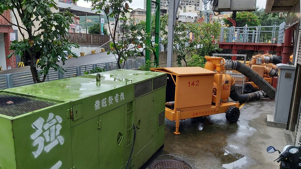 高雄市水利局擔心颱風哈格比外圍環流帶來豪雨成災，在地勢低窪易積水地區預先設置移動式抽水機組，防範積淹水。（水利局提供）中央社記者王淑芬傳真 109年8月3日