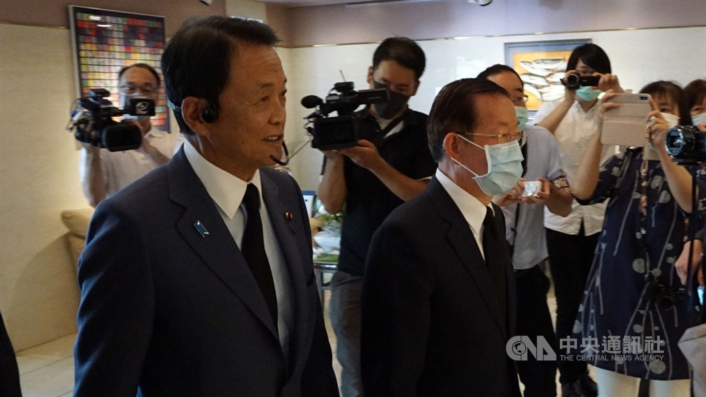 日本副首相麻生太郎前往駐日代表處悼念前總統李登輝,之後進入駐日代表謝長廷的辦公室,現任日本高階官員前往駐日處相當少見。中央社記者楊明珠東京攝 109年8月3日