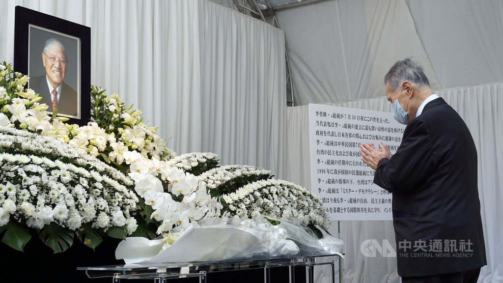 駐日代表處設「悼念李前總統登輝先生逝世簽名處」,日本前首相森喜朗到場表達追悼之意。日媒報導,他可能代表日本前來台灣參加喪禮。中央社記者楊明珠東京攝 109年8月3日