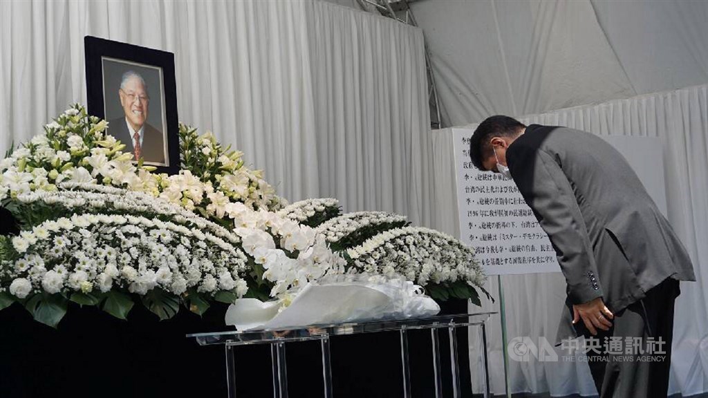 日本眾議員、首相安倍晉三胞弟岸信夫前往駐日代表處,向李前總統辭世表達哀悼。中央社記者楊明珠東京攝 109年8月3日