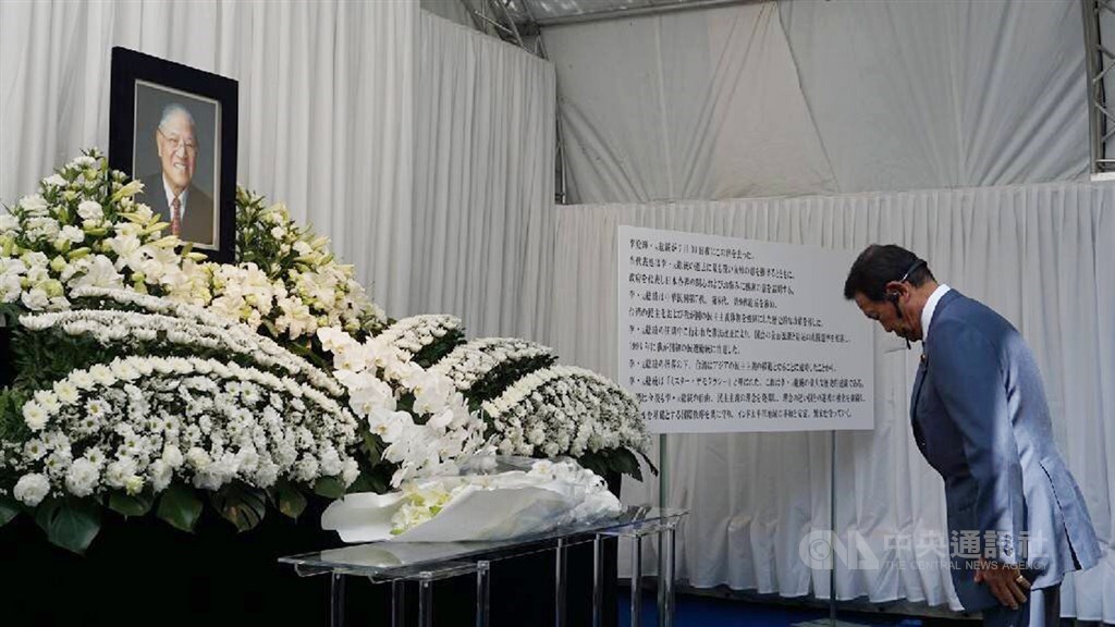 日本副首相麻生太郎前往駐日代表處弔唁李前總統辭世,並向駐日處致意。中央社記者楊明珠東京攝 109年8月3日