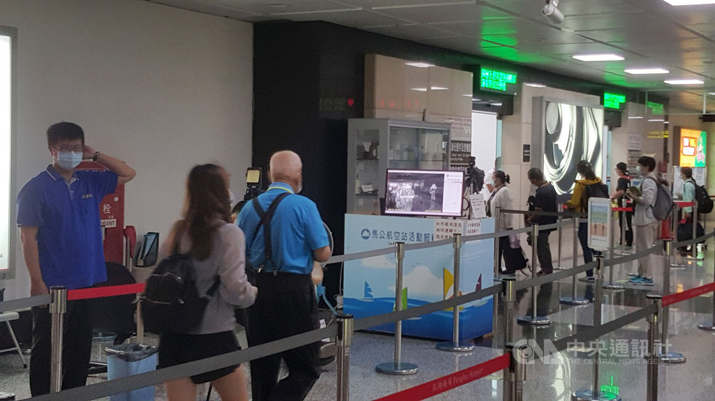 為有效防堵疫情,澎湖機場與港口架設的紅外線體溫感應器再度使用,針對入出境的旅客進行第一關檢測。中央社 109年8月3日