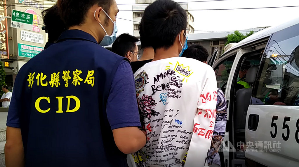 刑事局3日舉行破案記者會指出,越南籍阮姓移工因積欠新台幣30萬元賭債,遭同鄉移工擄至台中市大里區民宅毆打凌虐,並利用被害人臉書向家屬恐嚇勒贖賭債,刑事局循線逮4嫌送辦,法院裁定收押禁見。(刑事局提供)中央社記者黃麗芸傳真 109年8月3日