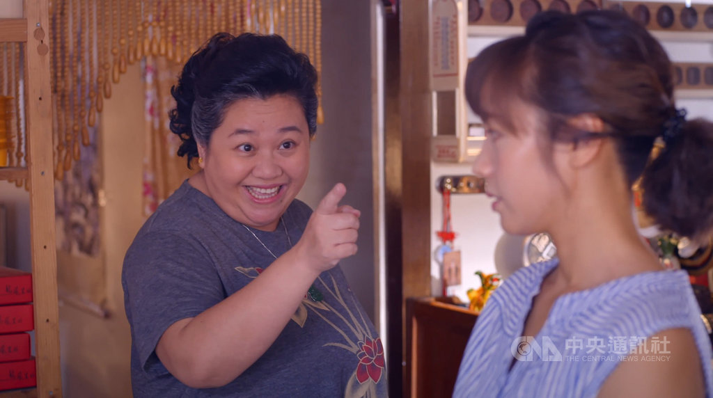 公視喜劇「我的婆婆怎麼那麼可愛」,最新收視率持續破3,飾演婆婆的鍾欣凌(左)不認同「媳婦」黃姵嘉(右),處處刁難,讓不少網友氣憤難平,直呼「這個婆婆怎麼那麼討厭」。(公視提供)中央社記者葉冠吟傳真 109年8月3日