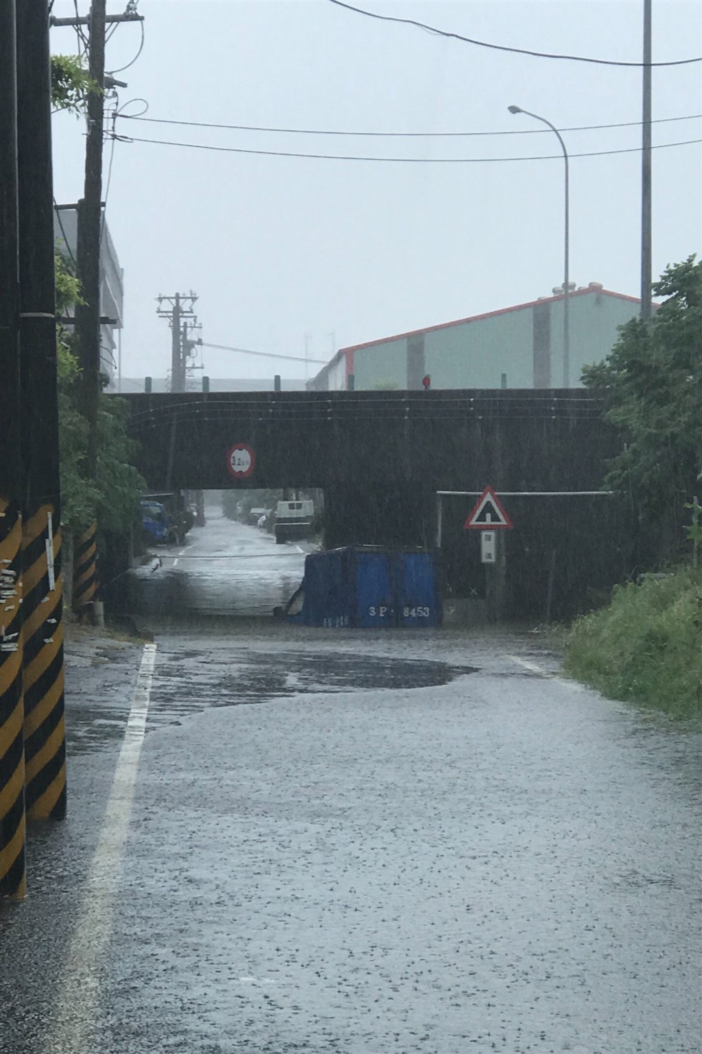 輕颱哈格比帶來豐沛的雨量,桃園市大園區一處涵洞道路淹水一公尺,造成一輛小貨車拋錨,所幸駕駛已經逃出,但由於大雨不斷只能夠等到雨停後再進行救援,目前現場已拉起封鎖線。(桃園市政府消防局提供)中央社記者吳睿騏桃園傳真 109年8月3日