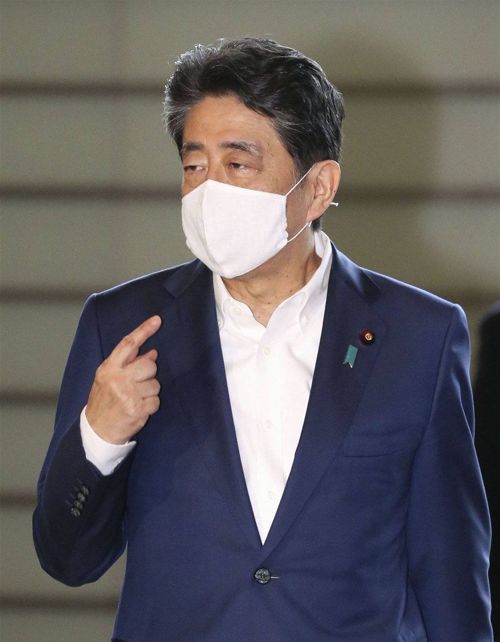 日本截至3日上午10時止，共有3萬9983人感染武漢肺炎。日本首相安倍晉三呼籲民眾戴口罩出門，以預防感染。（共同社）