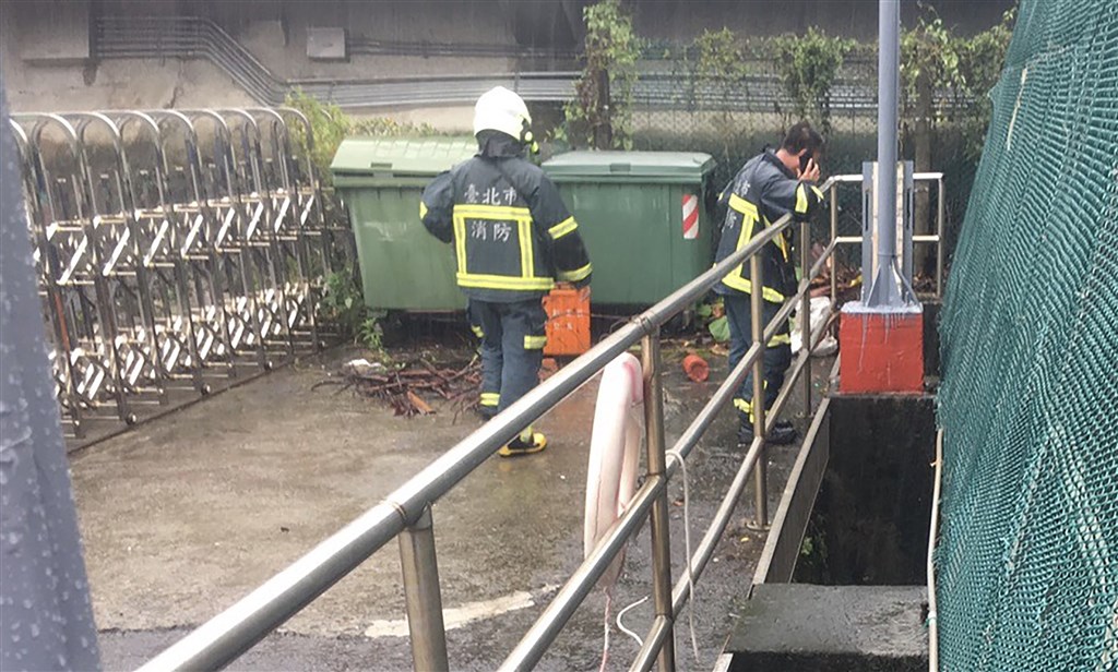颱風哈格比暴風圈威脅台灣,台北市下八仙抽水站一名50多歲齊姓男職工3日在處理攔汙柵作業時,不慎失足落水失蹤,北市警消全力搜索,晚間6時尋獲遺體。(民眾提供)中央社記者黃麗芸傳真 109年8月3日