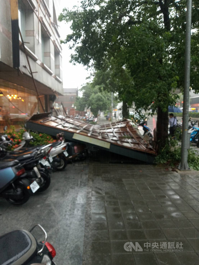 受大雨影響,台中市文心路3段一家店家前3日上午廣告招牌突然掉落,壓毀多輛停在人行道上的機車。(民眾提供)中央社記者郝雪卿傳真 109年8月3日