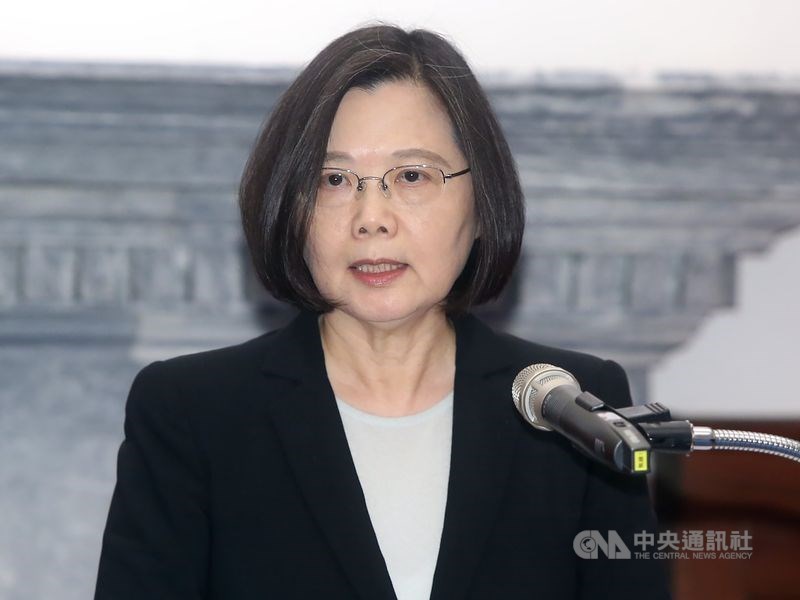 總統府秘書長蘇嘉全姪子、民進黨立委蘇震清疑因SOGO公司經營權之爭涉收賄,蘇嘉全2日以個人因素為由,主動向總統蔡英文(圖)請辭獲准;蔡總統3日下午將開記者會說明。(中央社檔案照片)