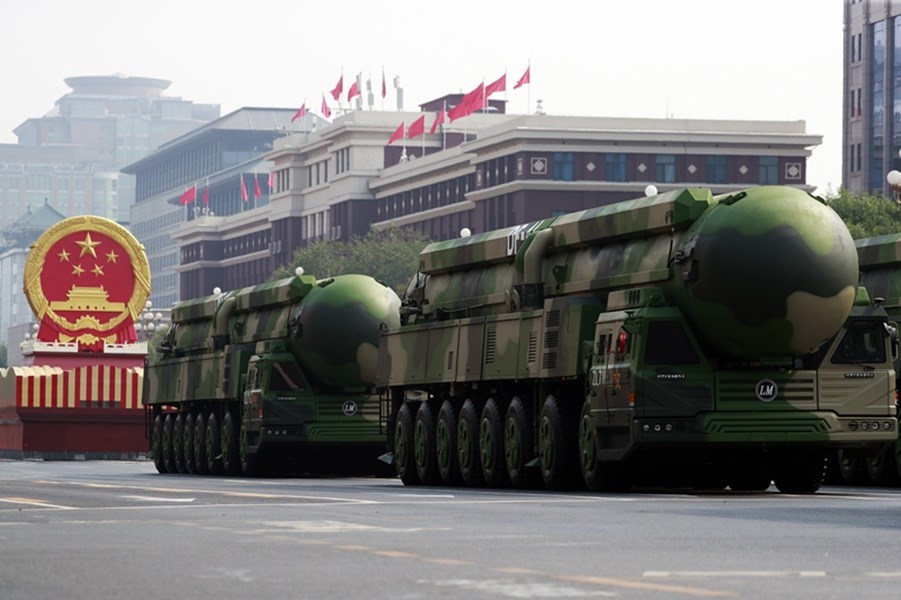日媒共同社引述中國軍事專家楊承軍的文章指,中國可能已具備在敵方發射飛彈落地前偵測到,並以核武反擊的預警系統。圖為中國舉行建政70週年閱兵式,號稱可鎖定全球戰略目標的東風41型洲際彈道飛彈首度亮相。(中新社)