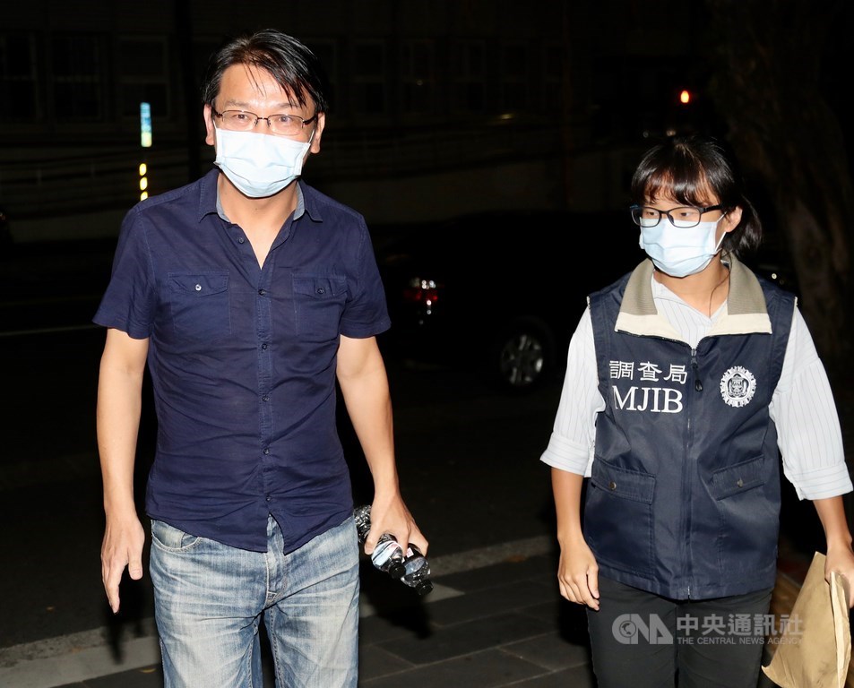 台北地檢署偵辦立委涉收賄案,前立委徐永明(左)1日前往北檢應訊。中央社記者張皓安攝 109年8月1日