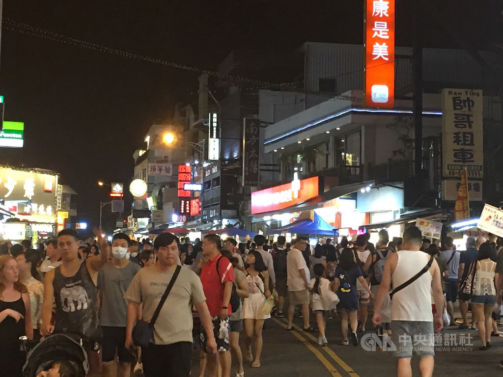 屏東恆春半島多年來只要遇到遊客量激增,就會出現用水及水壓問題,今年5月武漢肺炎「防疫新生活」運動展開後,遊客量大增,從端午連假到暑假期間每個週末,都有水壓降低、住戶沒水可用問題,當地里長只能請水公司以送水車緊急解決;經立委邀集相關單位協調,水公司4日已允諾將增設加壓站改善。(恆春警分局提供)中央社記者郭芷瑄傳真 109年8月4日