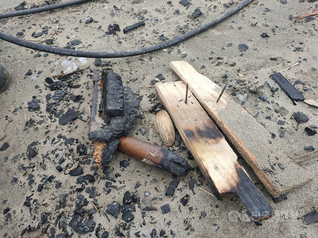 苗栗縣後龍鎮水尾地區沙岸疑有歌手前往拍攝MV,為劇情需求在沙灘上燃燒布景,卻遺留木板、鐵釘等廢棄物,環保局4日表示,將嘗試找出行為人負責清除並開罰。(民眾提供)中央社記者管瑞平傳真 109年8月4日