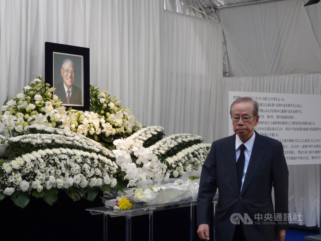 駐日代表處設「悼念李前總統登輝先生逝世簽名處」,日本前首相福田康夫4日前來致意,對媒體表示他與李前總統交情好。中央社記者楊明珠東京攝 109年8月4日