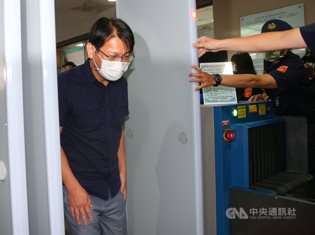 前立委徐永明(左)涉收賄案,台北地方法院4日裁定以新台幣80萬元交保,徐永明傍晚離開地院。台北地檢署隨後表示,不服交保裁定,將提起抗告。中央社記者謝佳璋攝 109年8月4日