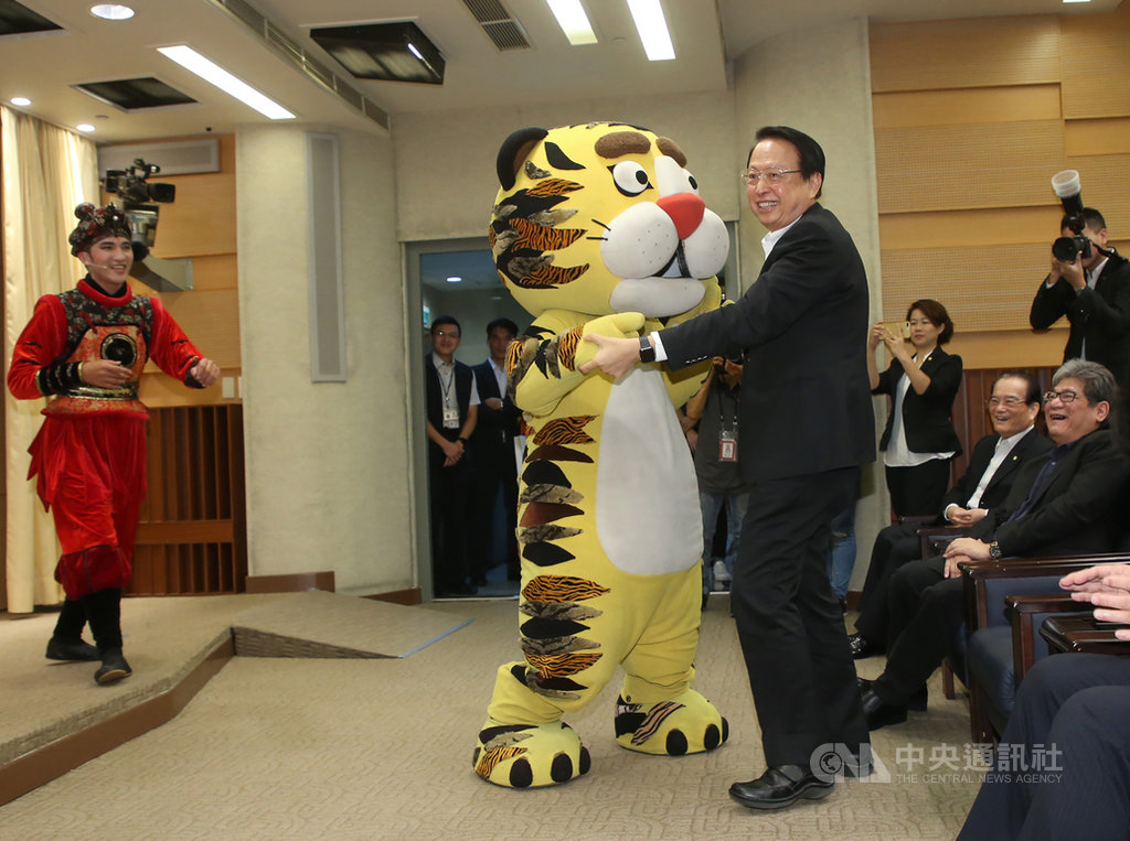 台灣高鐵攜手紙風車劇團4日在交通部舉辦「台灣高鐵公益藝文饗宴」記者會,現場演出舞台劇「武松打虎」精彩片段,與台灣高鐵董事長江耀宗(前右)互動。中央社記者鄭傑文攝 109年8月4日
